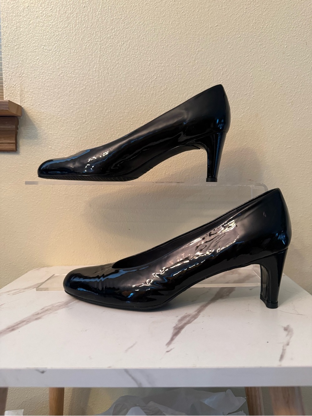 Stuart Weitzman Black Patent Chic Pumps, EUC, Size 9-1/2